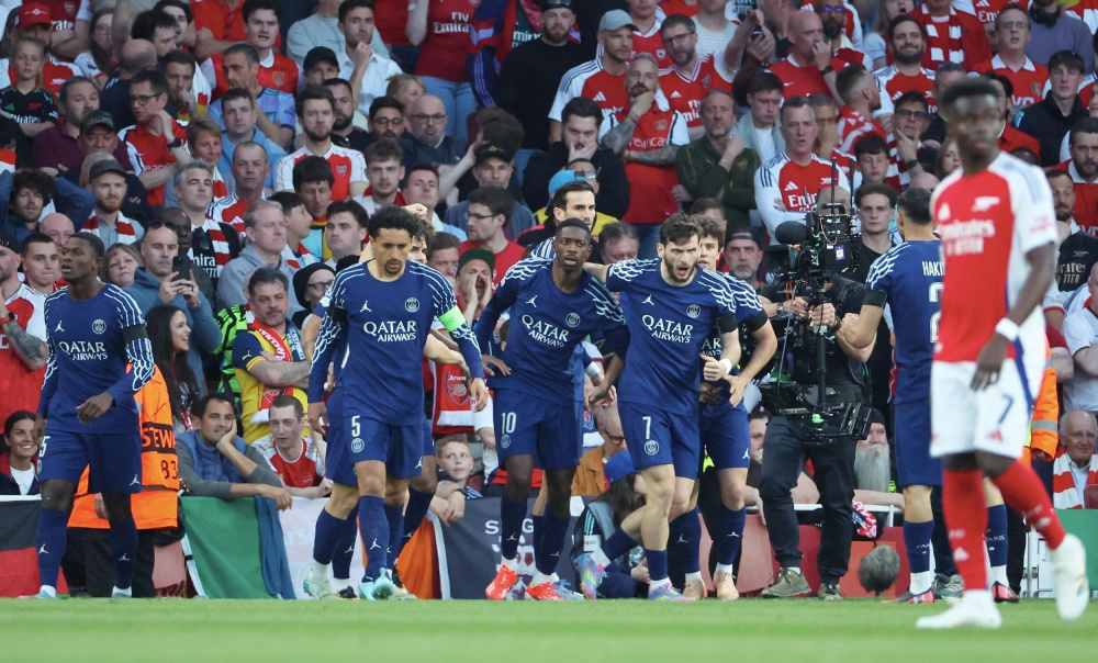 开场4分钟破门，莱万打入巴萨回归诺坎普的首粒进球（莱万回诺坎普首球，开场4分钟为巴萨先拔头筹）