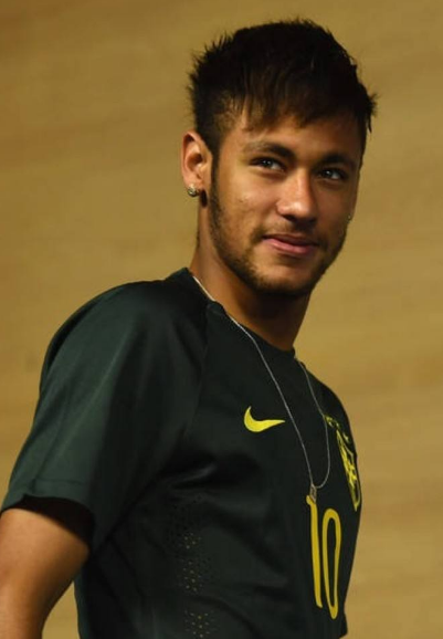 半场战报：尤文2-1卡利亚里，伊尔迪兹双响，弗拉霍维奇伤退（半场速递：尤文暂2-1领先卡利亚里，伊尔迪兹梅开二度，弗拉霍维奇伤退离场）