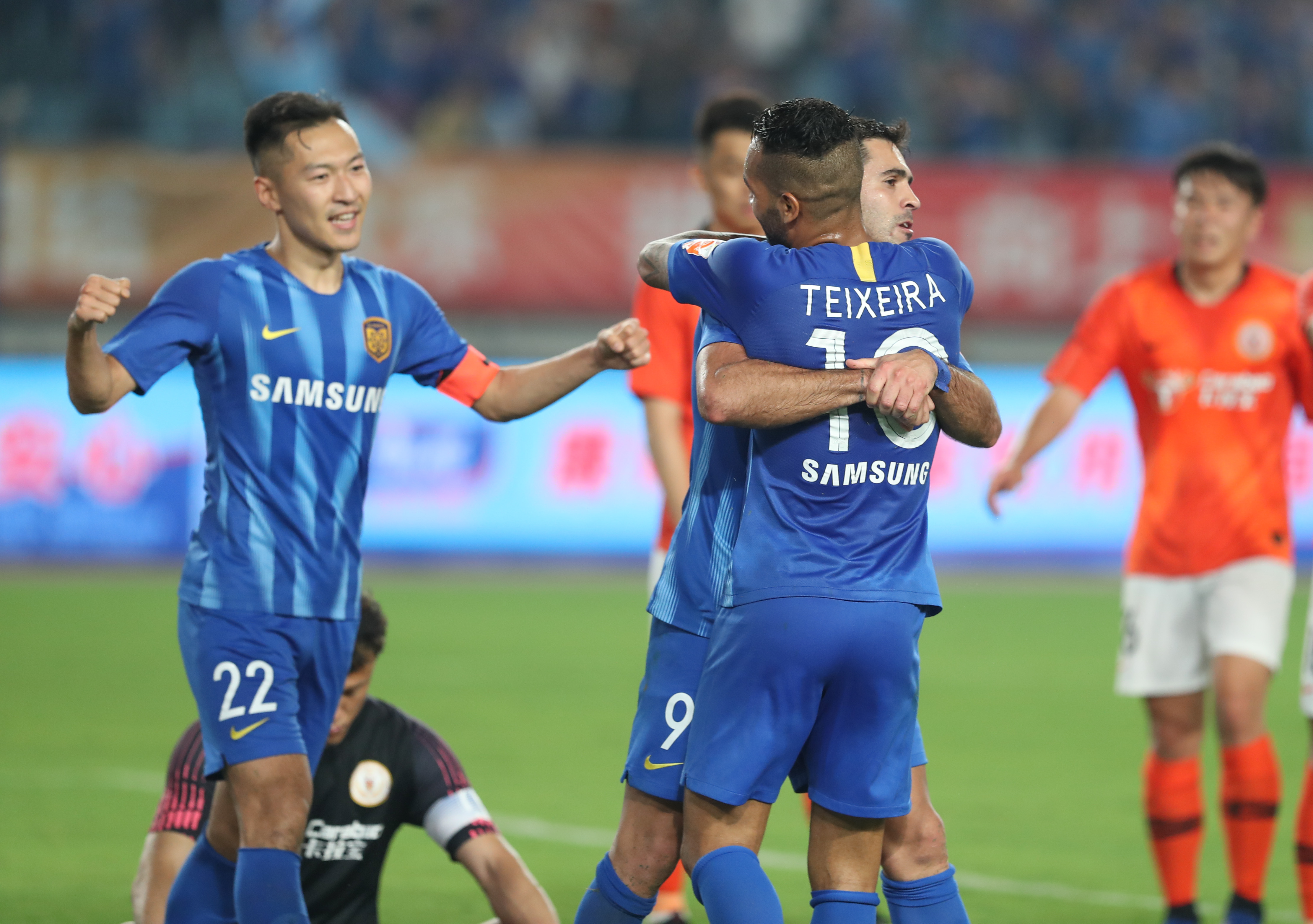 孙继海晒视频发出疑问：为什么现在小孩顺拐那么多（孙继海发布视频提问：如今孩子顺拐为何如此普遍）